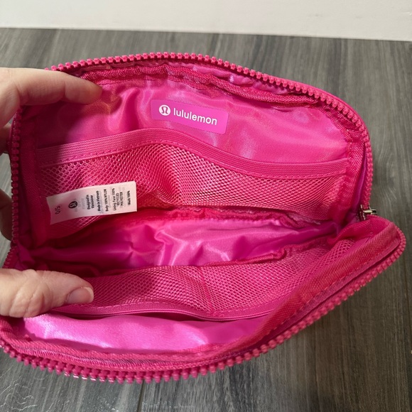 Lululemon everyday belt bag 1L bright pink - Picture 4 of 5